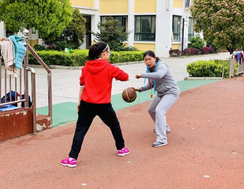 两人模拟练习,清晰的告诉学生体前变向运球在实战中的作用,孩子们蠢蠢