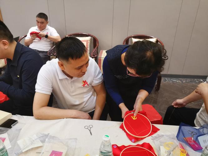 一针一线绣党旗