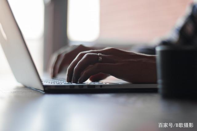 《正在办公敲键盘的手》智多星-协助拍摄