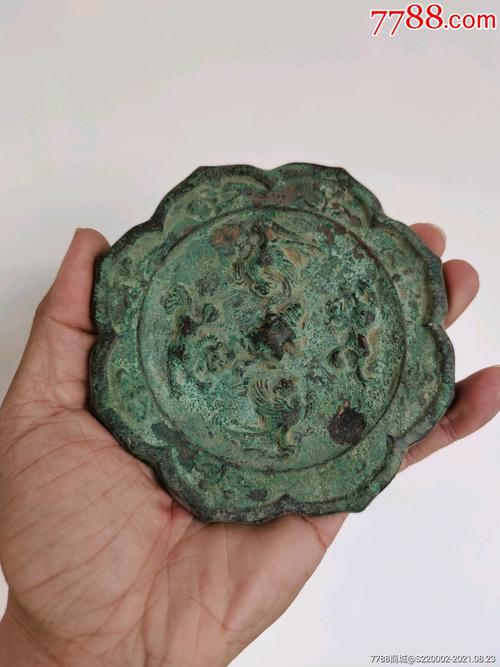 唐代飞禽菱花型青铜镜