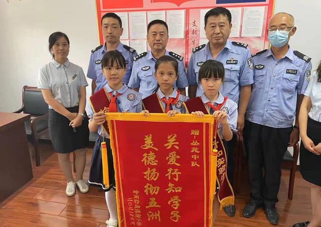 河北邯郸:交巡警护校暖人心 师生致谢送锦旗|护学岗