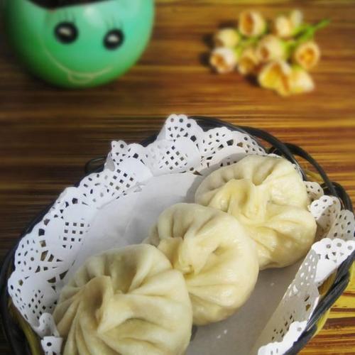 酸菜包子,皮薄馅大,配上一碗粥,能量满满的早餐