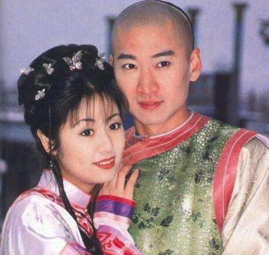 重看《还珠格格》,觉得尔康放弃晴儿选紫薇太睿智了