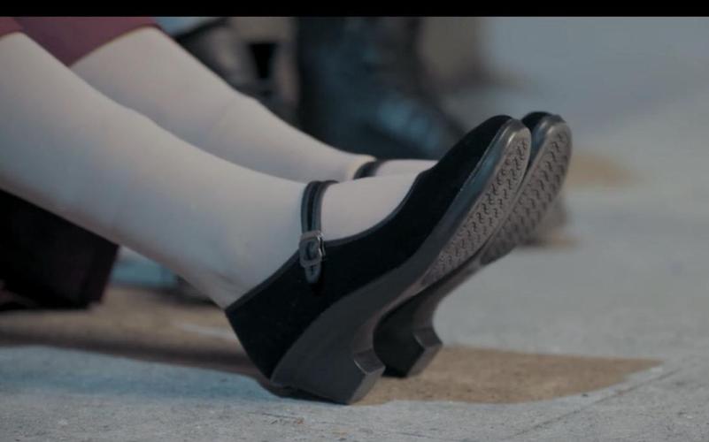 影视作品cut】露丝片段:女主脱鞋只穿肉丝在地上跑,男主温柔为她换鞋