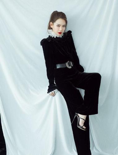 戚薇穿着一身黑色套装,脚上穿着一双高跟鞋.女王范十足呀!