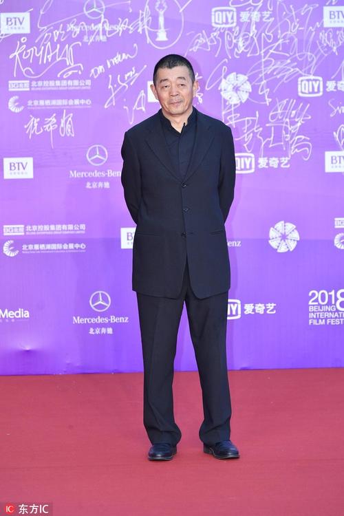 盛世彩票-顾长卫亮相北影节闭幕式红毯 黑色西装霸气十足