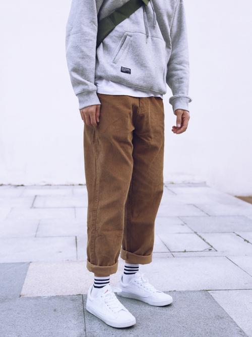 咖啡色裤子搭配女