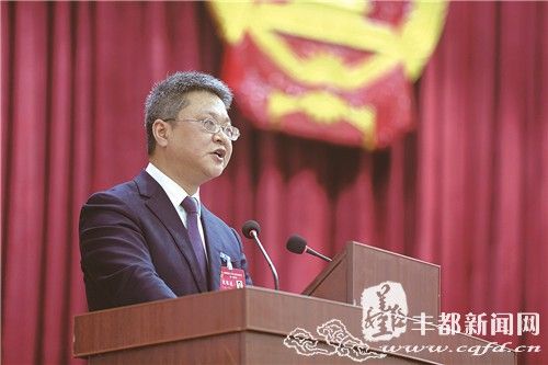罗成作报告4.jpg