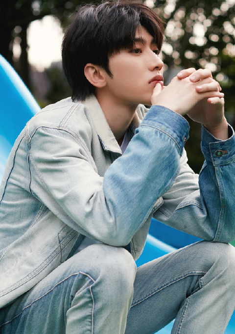 蔡徐坤早在14年前就给张子枫留过言?看清内容后,原谅我笑出声