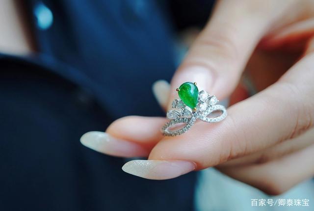 比如下图,一款经典的皇冠戒指款式,主要部分是由祖母绿宝石进行镶嵌