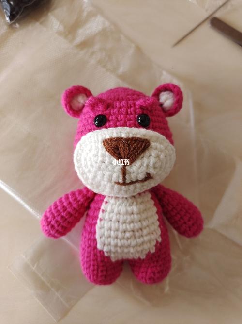 萌娃娃草莓熊钩织玩偶毛线手工挂件附图解