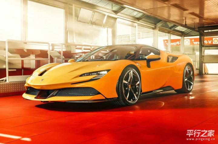 平行百科:法拉利新敞篷跑车进店实拍 搭插混动力/轻量