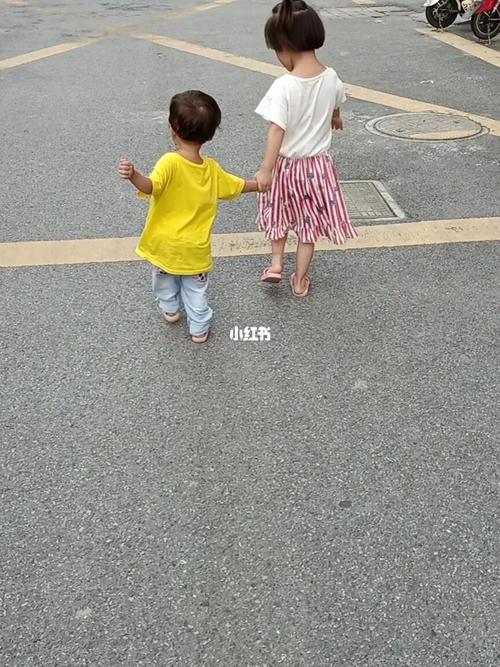 两姐妹手牵手,感情好的呀,哈哈_萌娃_萌娃_宝宝日常