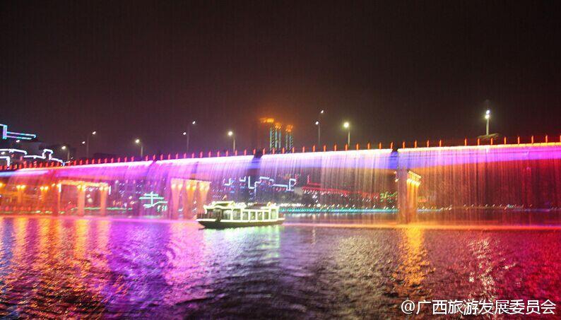 旅游动态#【广西容县夜景升级 数百米"七彩瀑布"美轮美奂】随着绣江