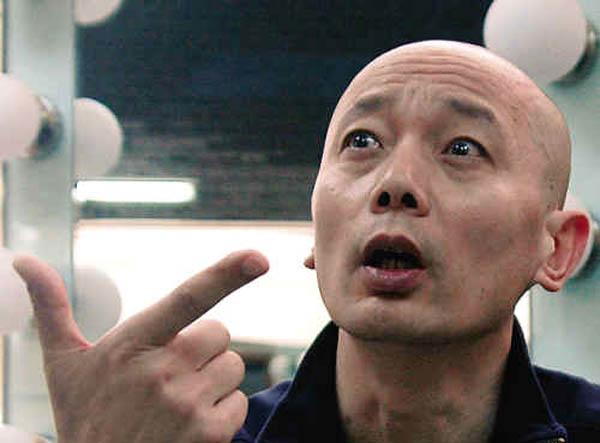 去年,葛优葛大爷一张剧照突然火遍网络,跟着火起来的是大张伟,鹿晗