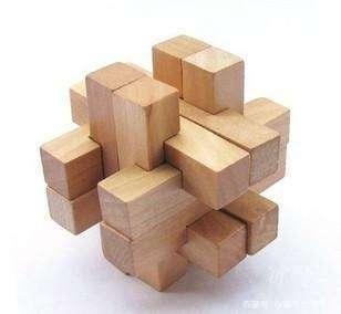 我有一套鲁班锁(也叫孔明锁),有六个,弟弟有一个扔球套装,还有一个