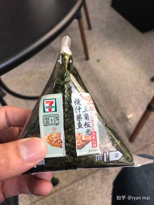 终于想起来拍照了 711卖的三角饭团.