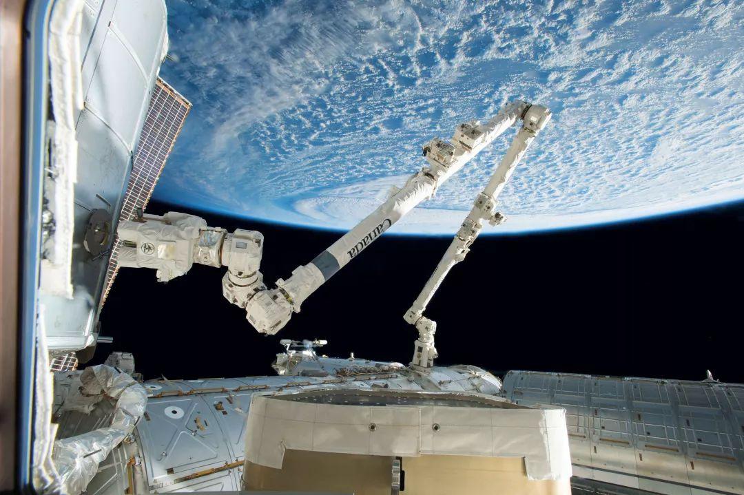 太空行走各显奇招中国的机械手美国的机器人