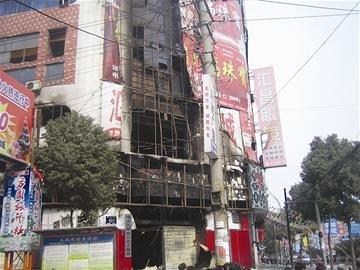 湖北浠水县一商厦突发大火损失近千万