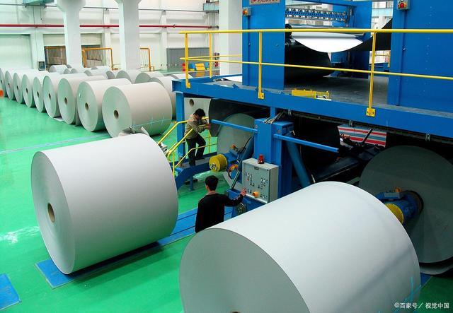 纸厂的生产车间,正在生产中!