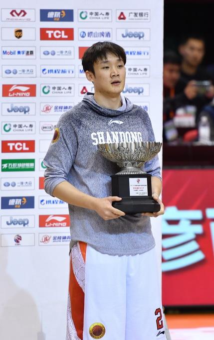 丁彦雨航荣获2017-2018cba常规赛mvp 新华社记者徐速绘