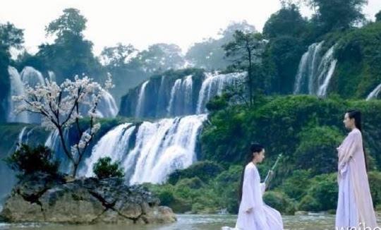 剧照  《花千骨》是在"处处有美景"的广西大新县境内的德天瀑布,明仕