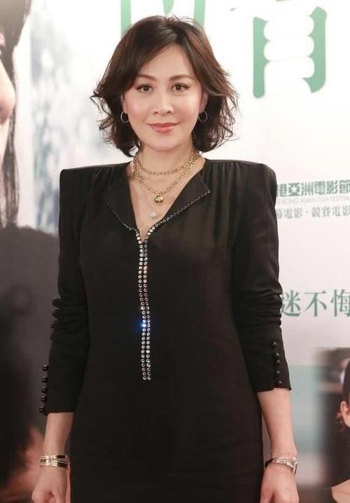 刘嘉玲现身活动波波头调配连衣裙尊贵高雅金闪闪高筒靴真吸睛
