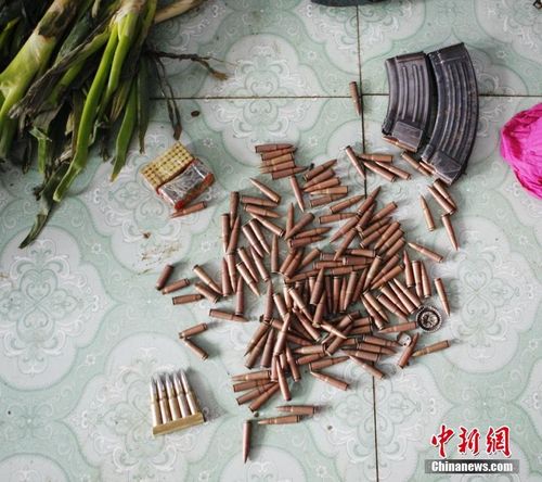 在枪战现场和犯罪嫌疑人藏匿处起获的弹药.