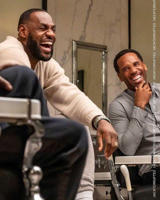 詹姆斯晒生活照,喝酒咧嘴大笑太惬意,前队友