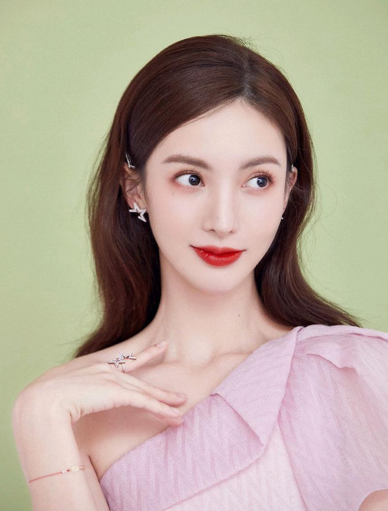 摩登莲子 2020-08-28 20:53 金晨不仅是一位优秀的女演员,而且她还