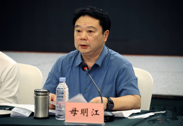 市地方金融监管局党组成员于蓉,涪陵区政协主席,党组书记徐志红,区委