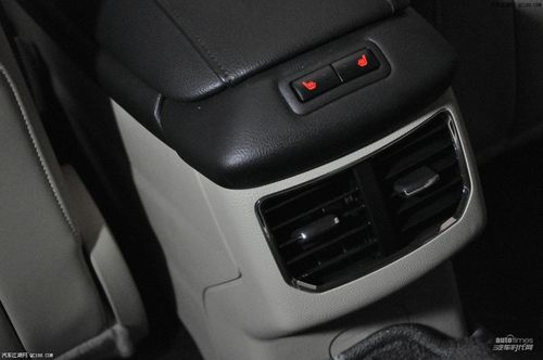 新蒙迪欧顶配车型后排左右座椅带有两段式座椅加热功能,这个功能