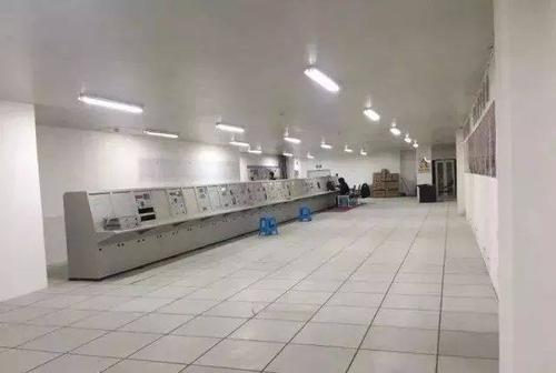 消防控制中心的地面材应采用防静电材料. 2.