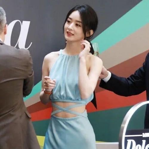 赵丽颖实力证明娇小女生照样可以穿长裙,三点秘诀,穿出仙气优雅