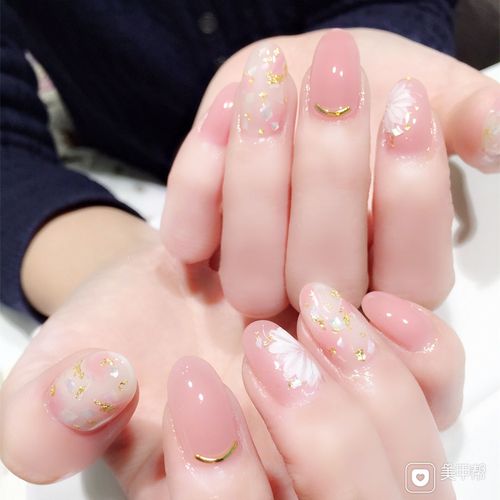 圆形粉色手绘花朵日式金箔优雅美甲图片