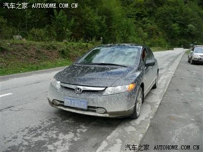 路烂,泥多,车子很脏,马上到河边洗车,要到鲁朗啦