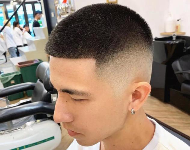 寸头分圆寸,方寸,板寸,毛寸. 1.圆寸是指头顶整体是圆的,两侧推上去.