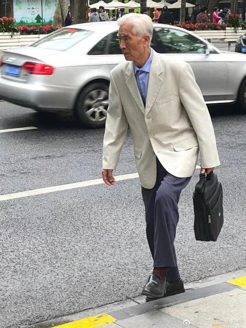 "这一位以身高见长,白色西服,气质儒雅又清朗." ▼