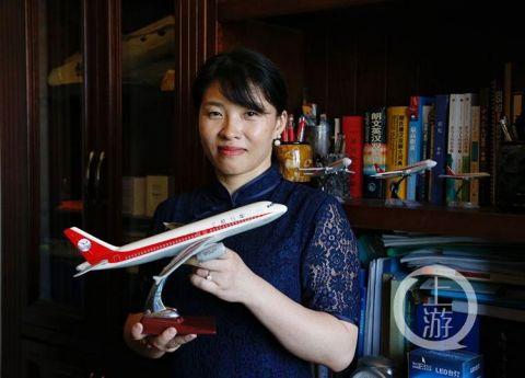 川航英雄机长刘传健妻子:丈夫作息规律每天运动 希望飞一辈子