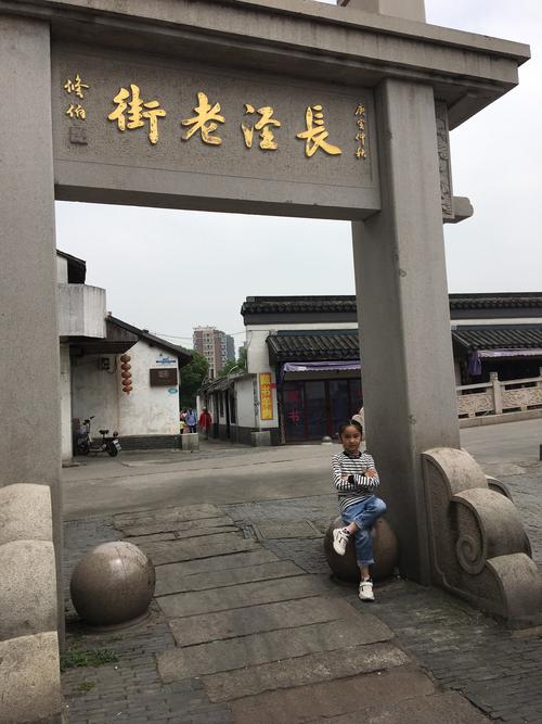 老街依偎在贯穿长泾古镇的泾水河北岸,故名河北街,与隔河相望的河南街