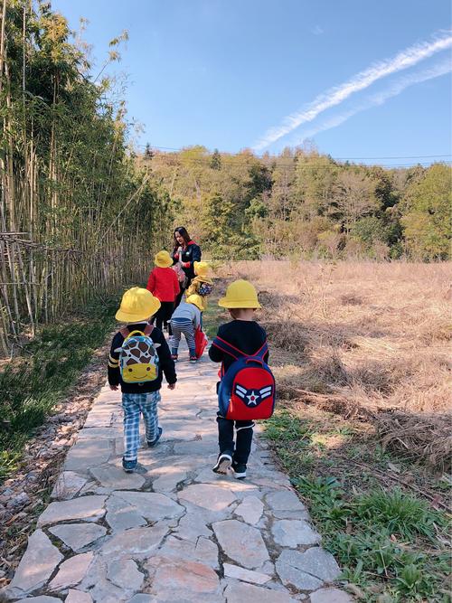 惠洛克幼儿园的秋游也太有意思了,太阳慢慢的下山了,我们我要和老师回