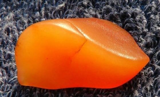 【金丝玉】金丝玉的功效与作用_金丝玉如何鉴别_金丝