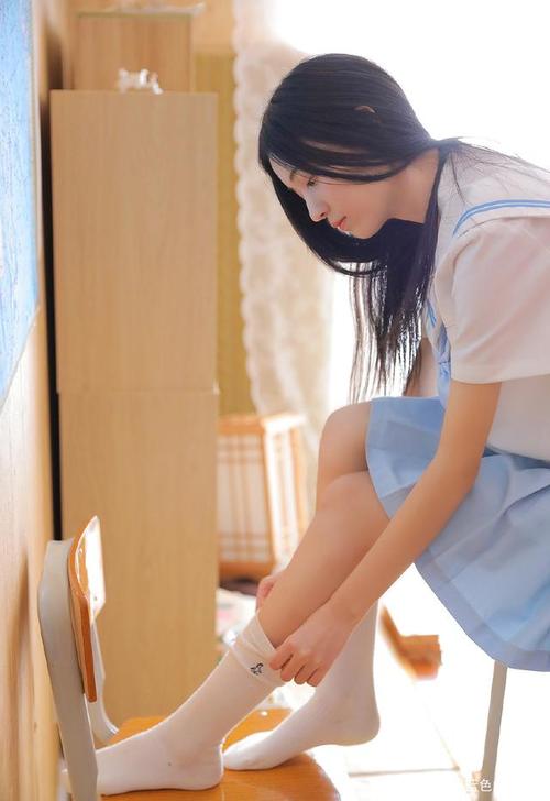 白袜蓝色jk裙教室里刚拍的