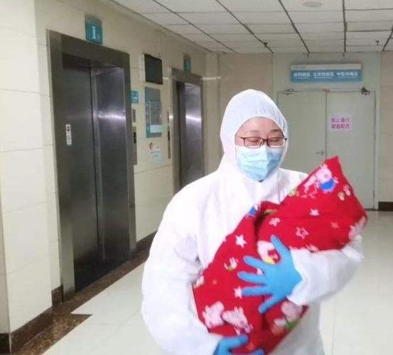 抱新生儿回家有讲究,看看这些习俗,你们那边有吗?