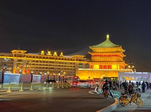 钟楼钟楼夜景可以看到是射灯照亮西安的钟鼓楼,尤其是夜景,就是西安的