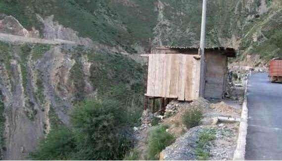 世界最高的厕所,竟然300年没清理,还被网友戏称为"自由飞翔"