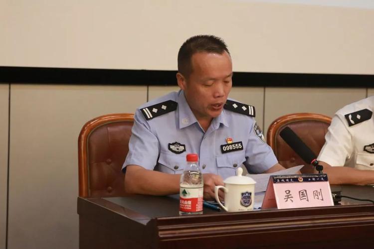 《中华人民共和国国歌》声中拉开帷幕 泸州市副市长,公安局局长