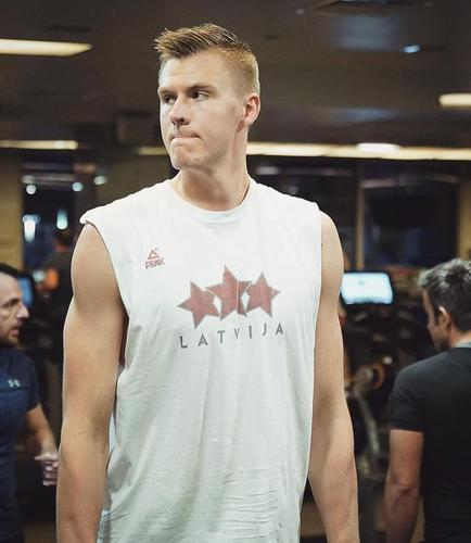 波尔津吉斯发布个人照片:不停地训练