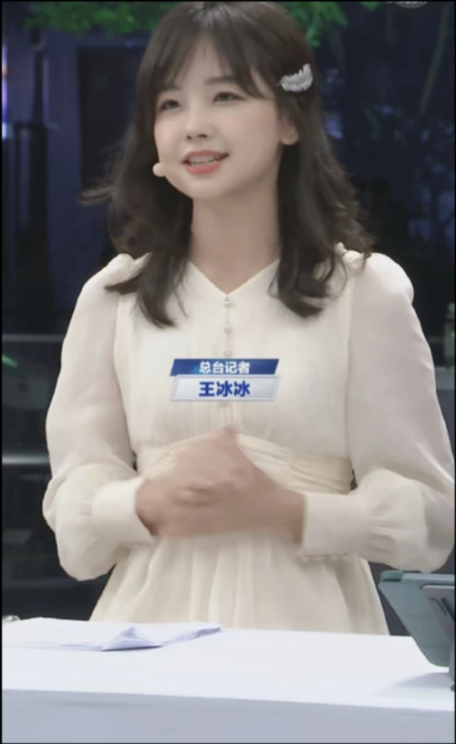 原创王冰冰不愧是央视初恋脸穿小白裙直播卖货美到上热搜笑容超甜