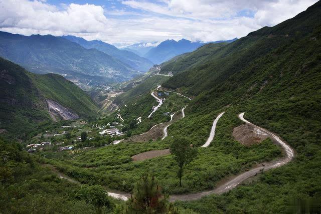 二郎山先后有三条公路翻山,自驾318川藏线不能忘却的故事